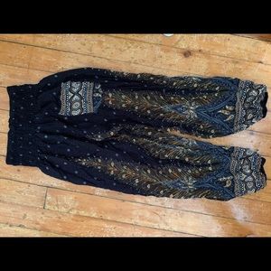 Casual and chic summer pants. Elastic waist.